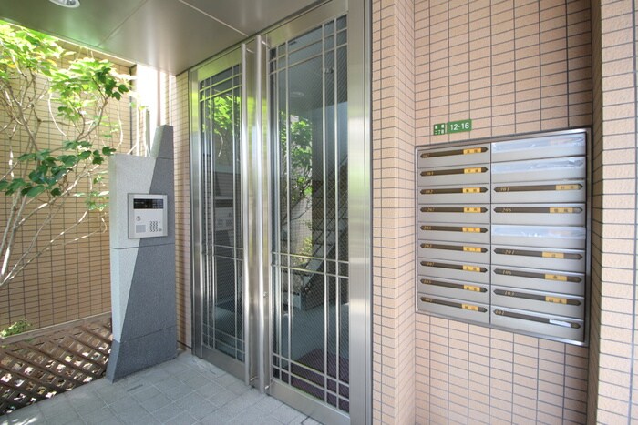 物件外観写真2　(エントランス部分)