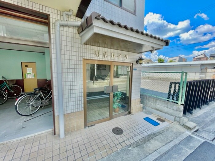 物件外観写真3　(エントランス部分)