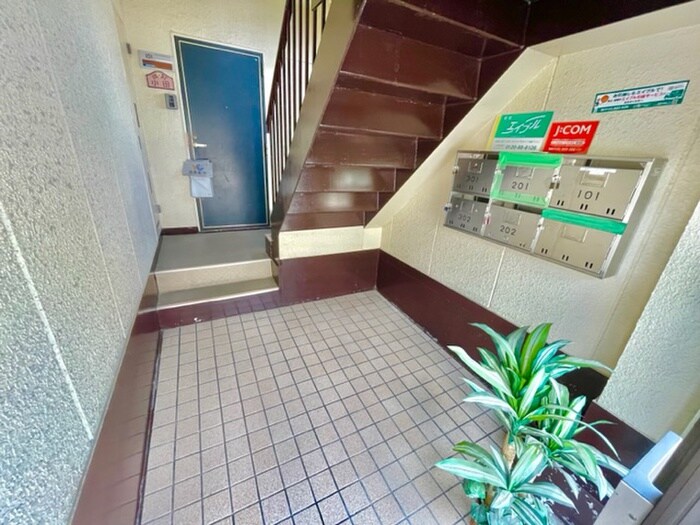 物件外観写真4　(エントランス部分)