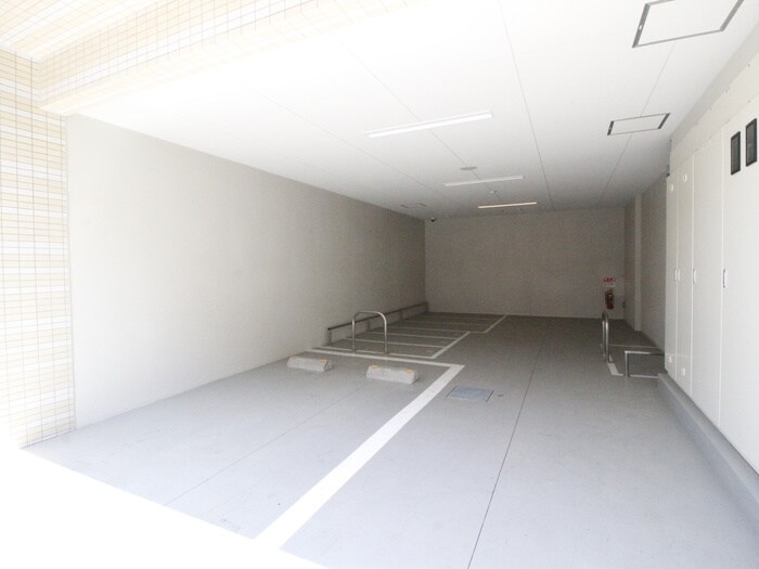 物件外観写真5　(バイク置き場)