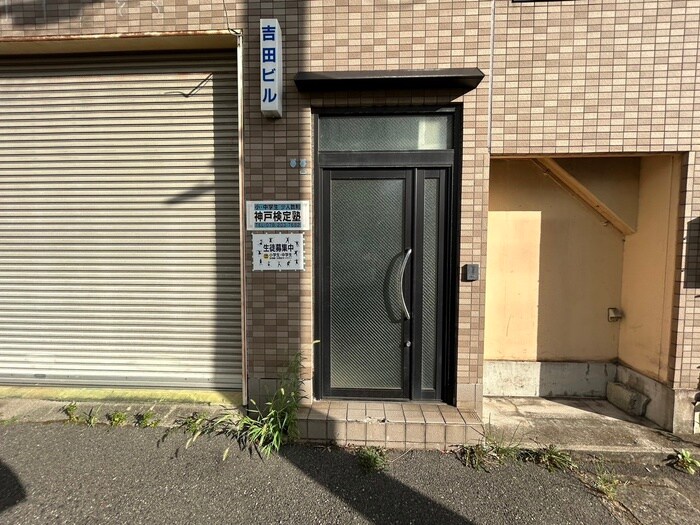 物件外観写真3　(エントランス部分)