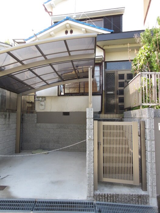 物件外観写真3　(駐車場)