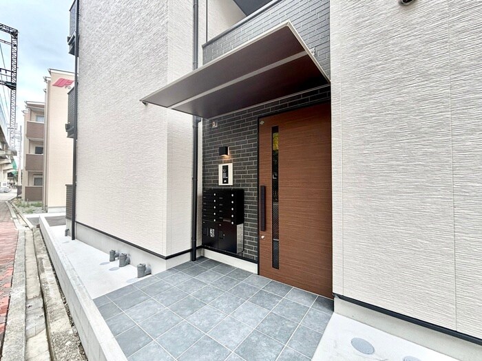 物件外観写真2　(エントランス部分)
