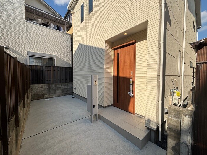 物件外観写真6　(エントランス部分)