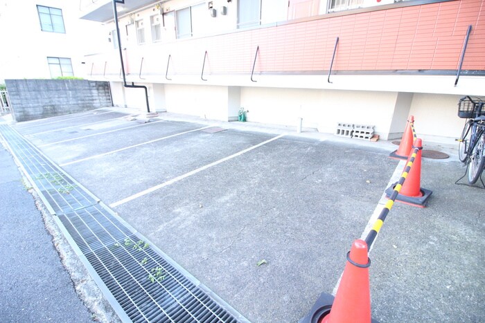 物件外観写真2　(駐車場)