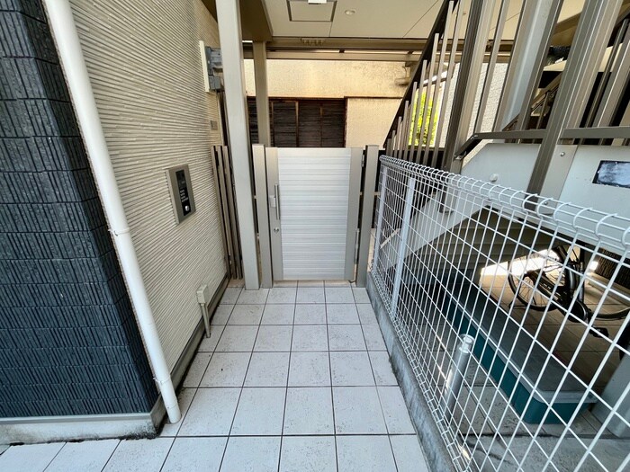 物件外観写真4　(エントランス部分)