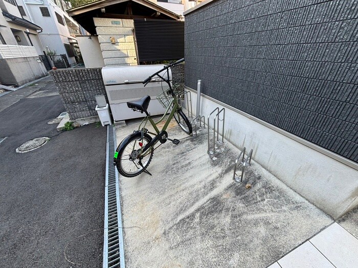 物件外観写真5　(駐輪場)