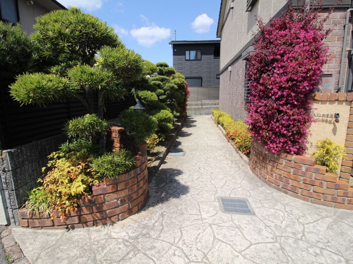 物件外観写真5　(エントランス部分)