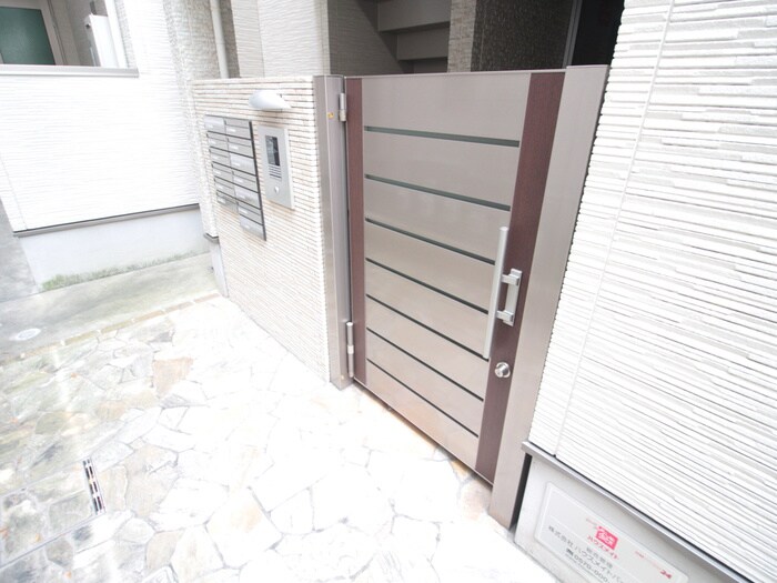 物件外観写真2　(エントランス部分)