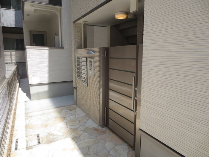 物件外観写真3　(エントランス部分)