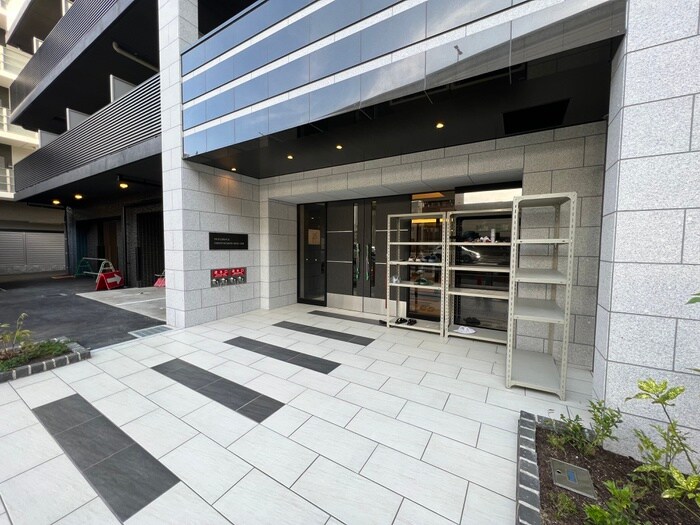 物件外観写真2　(エントランス部分)