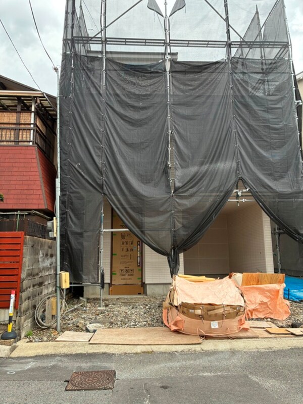 建築中