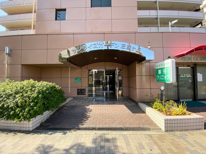 物件外観写真2　(エントランス部分)