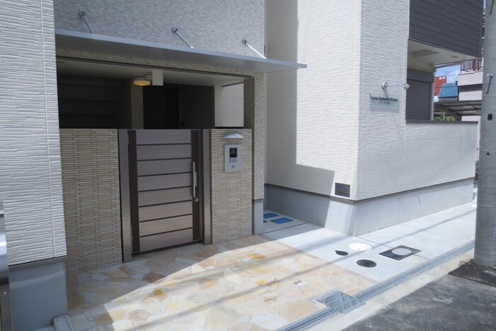 物件外観写真2　(エントランス部分)