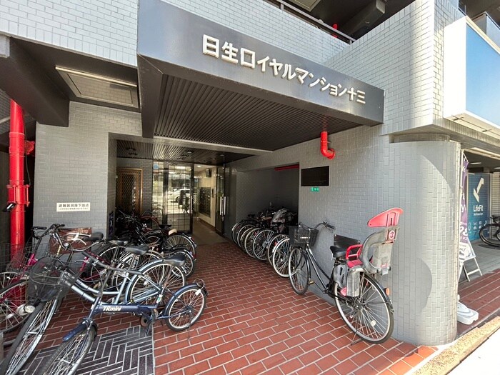 物件外観写真2　(エントランス部分)