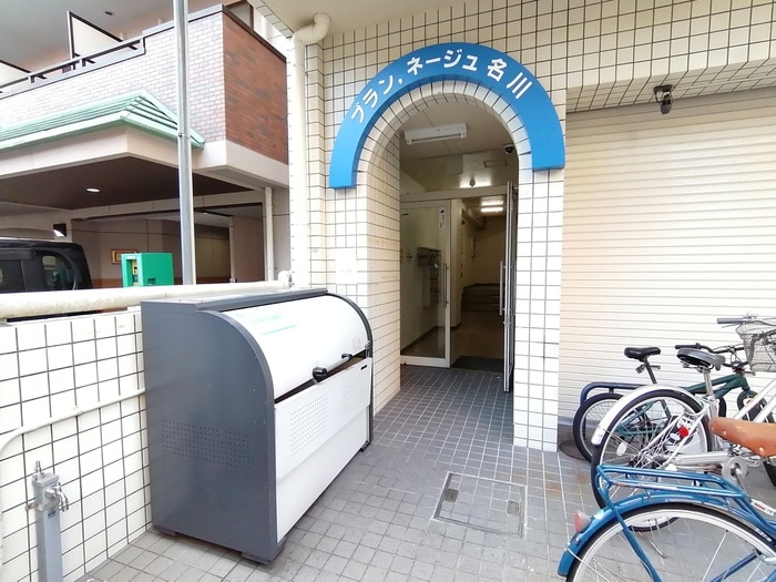 物件外観写真2　(エントランス部分)