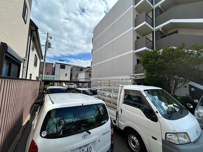 物件外観写真3　(駐車場)