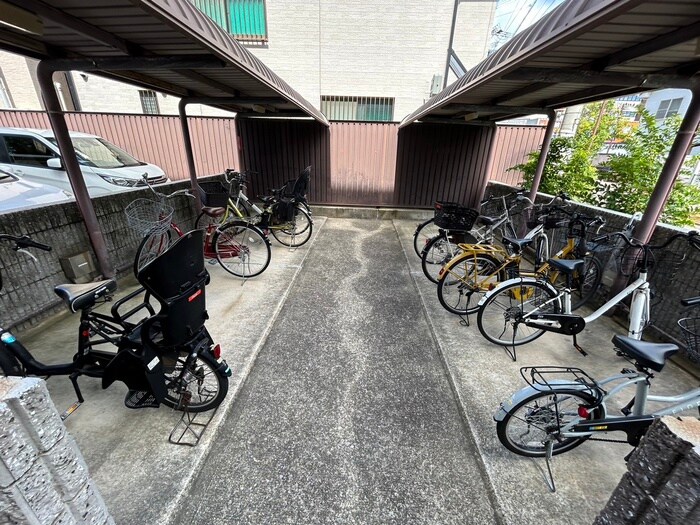 物件外観写真4　(駐輪場)