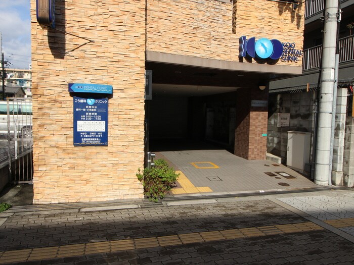 物件外観写真2　(エントランス部分)