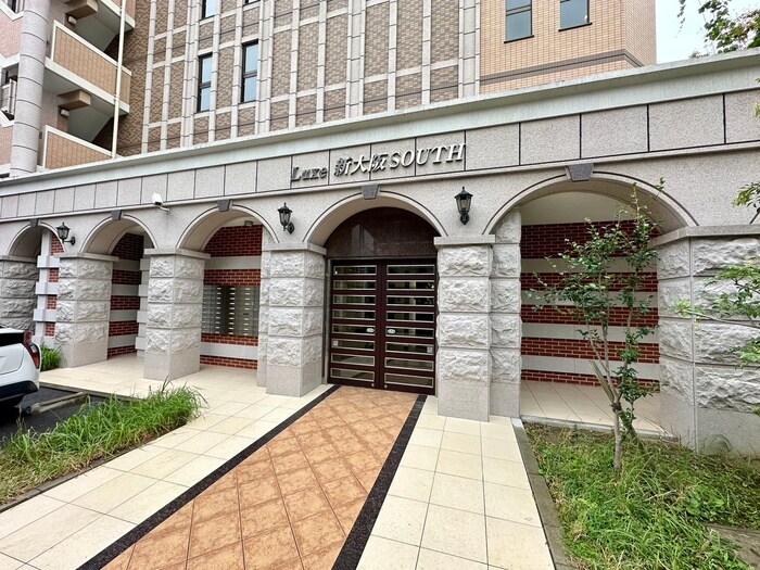 物件外観写真2　(エントランス部分)