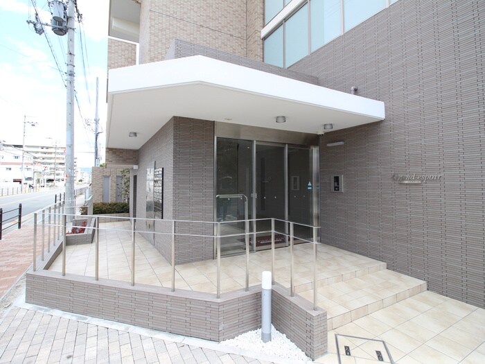 物件外観写真2　(エントランス部分)