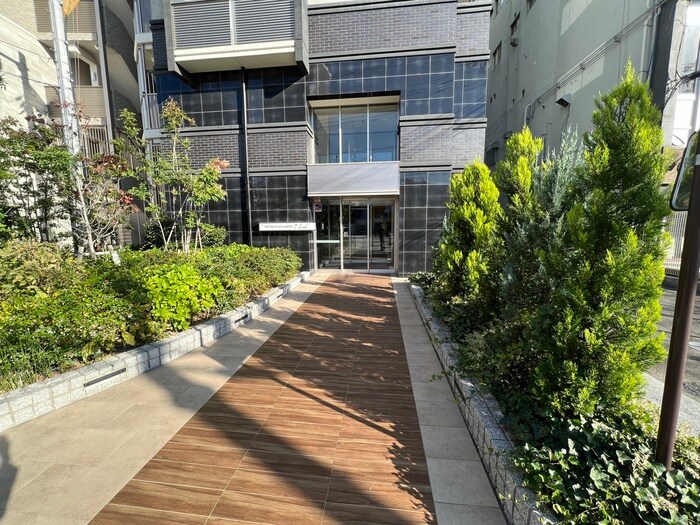 物件外観写真2　(エントランス部分)