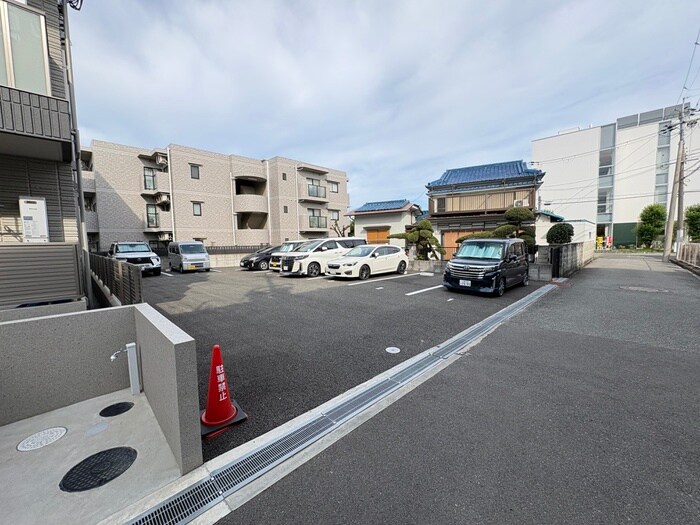 物件外観写真5　(駐車場)