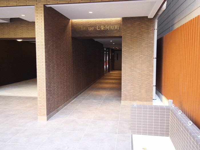 物件外観写真2　(エントランス部分)