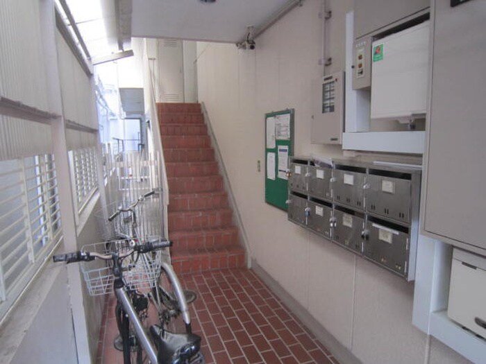 物件外観写真3　(エントランス部分)