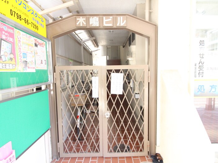 物件外観写真5　(エントランス部分)