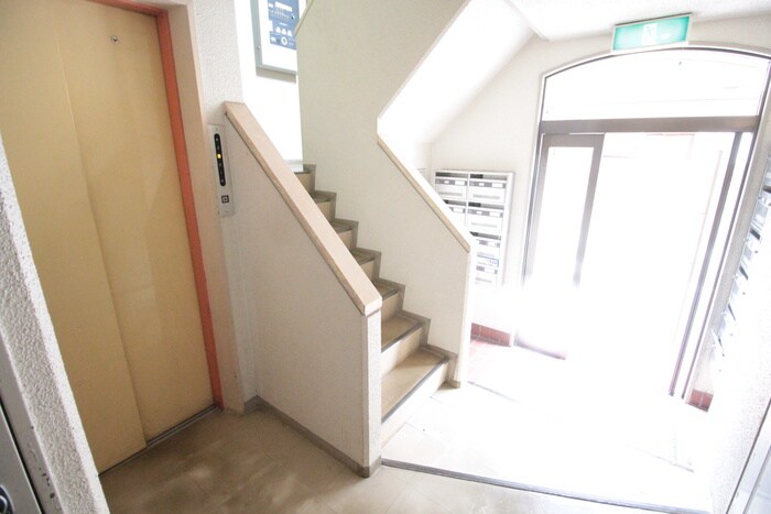 物件外観写真3　(エントランス部分)