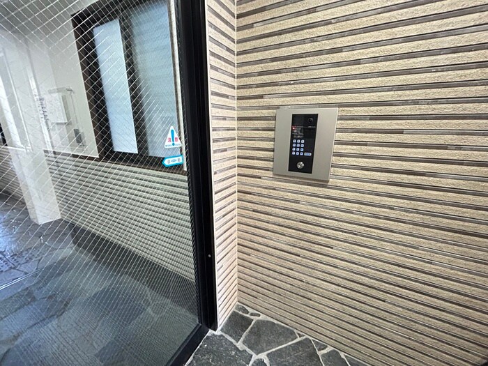 物件外観写真6　(エントランス部分)