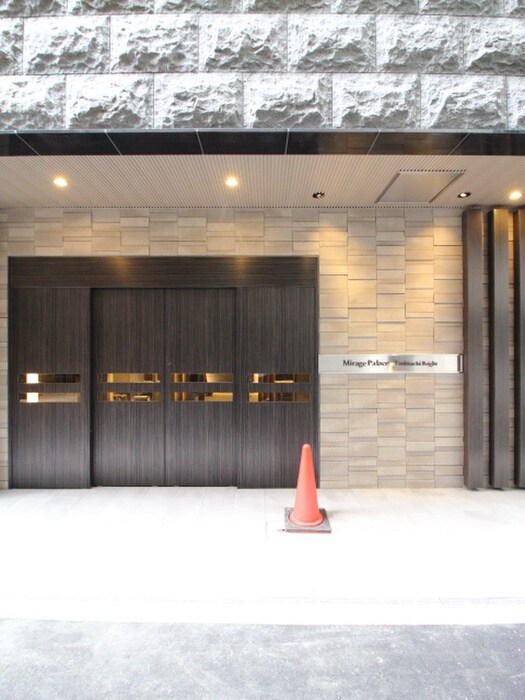 物件外観写真4　(エントランス部分)