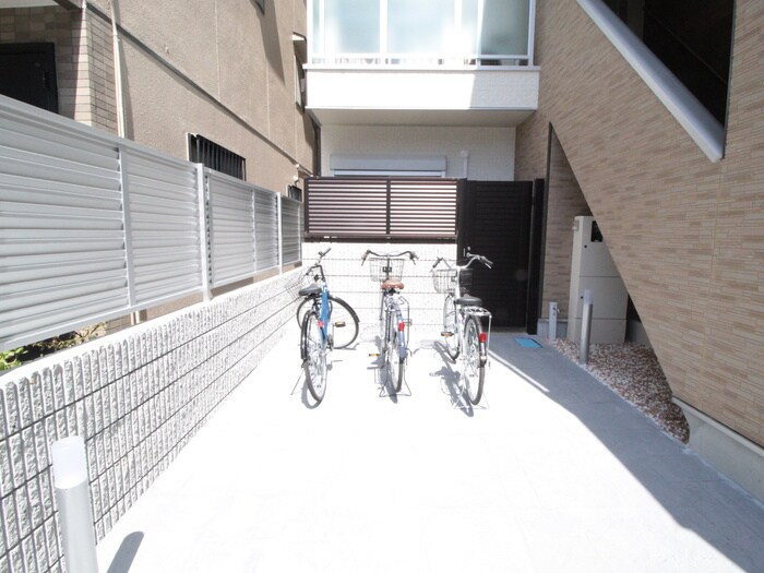 物件外観写真4　(駐輪場)