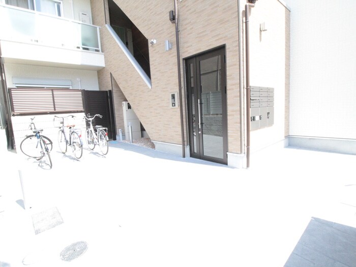 物件外観写真5　(エントランス部分)
