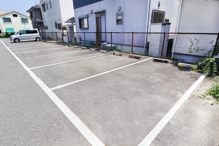 物件外観写真3　(駐車場)