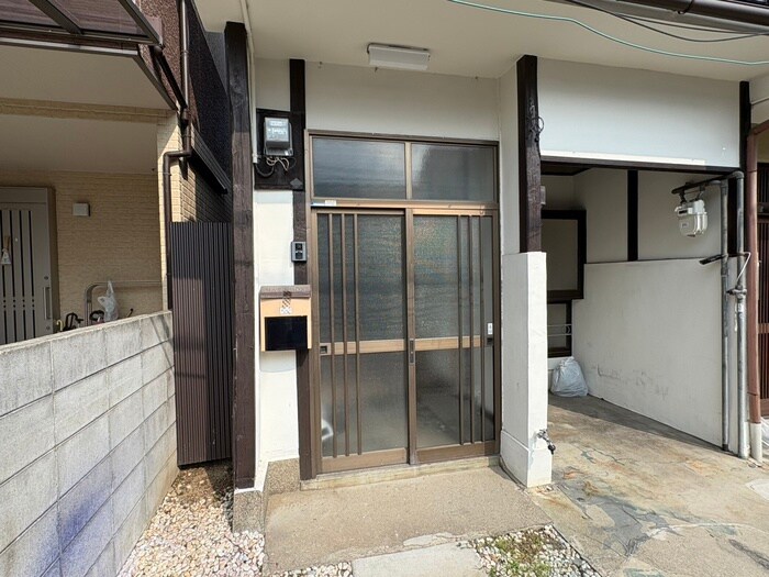 物件外観写真4　(エントランス部分)