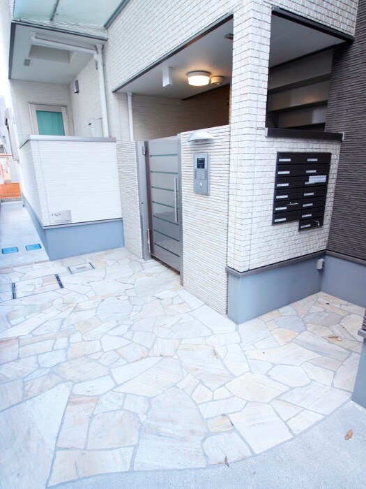 物件外観写真3　(エントランス部分)