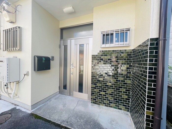 物件外観写真2　(エントランス部分)