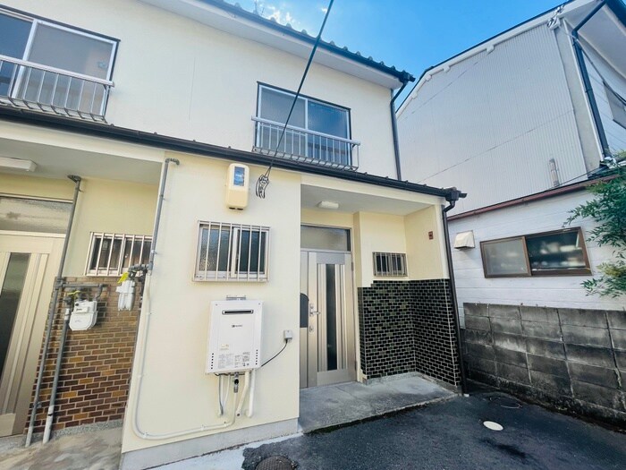 物件外観写真4　(エントランス部分)