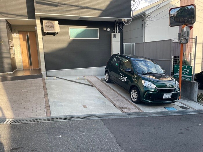 物件外観写真2　(駐車場)