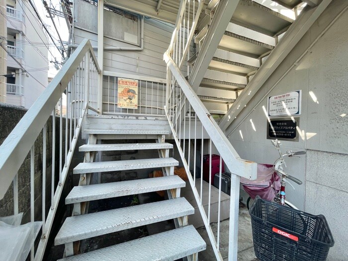 物件外観写真5　(エントランス部分)