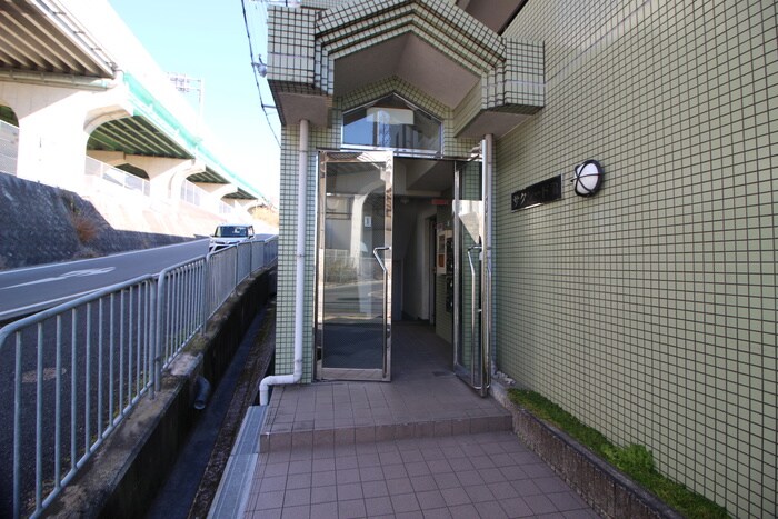 物件外観写真2　(エントランス部分)