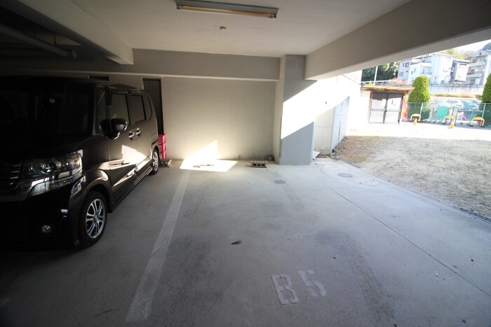 物件外観写真4　(駐車場)