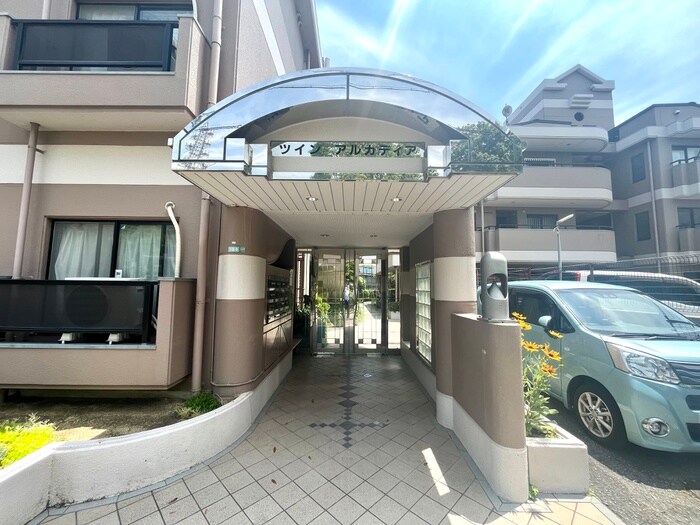 物件外観写真3　(エントランス部分)