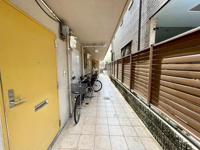 物件外観写真6　(エントランス部分)