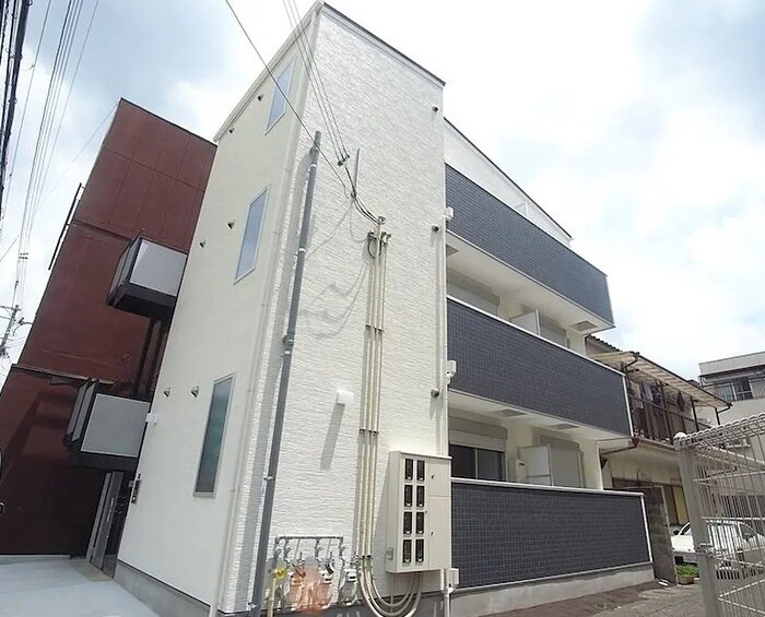 物件外観写真4　(エントランス部分)