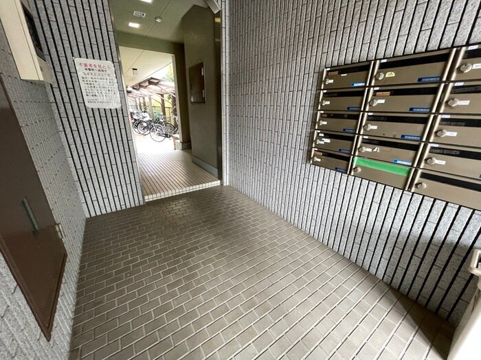 物件外観写真6　(エントランス部分)