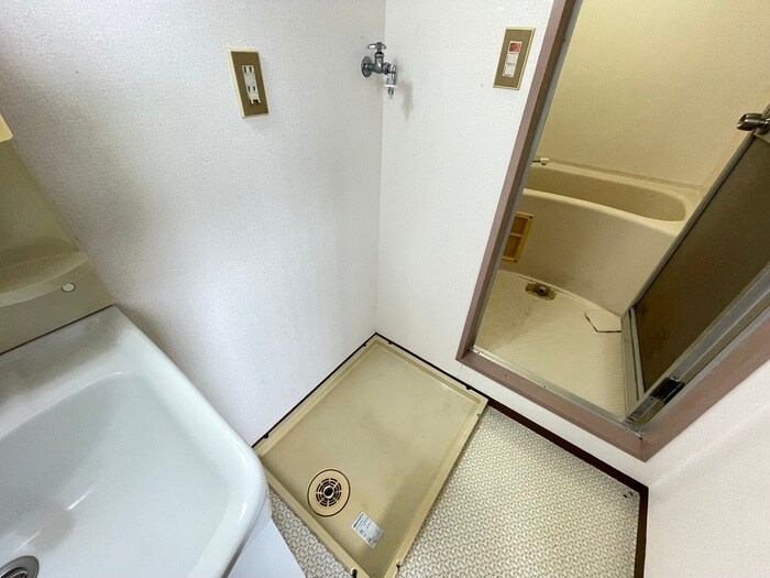 物件内観写真10　(洗濯機置場)