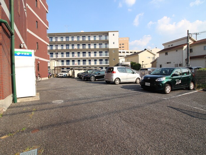 物件外観写真3　(駐車場)